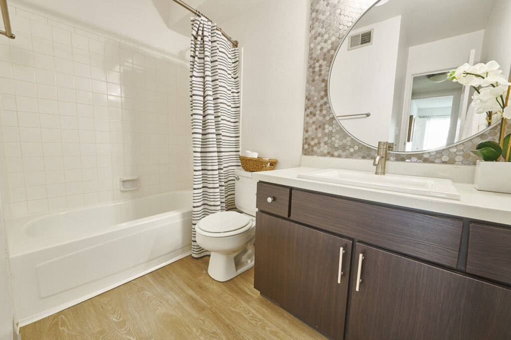 Bathroom with toilet and tub, tile backsplash